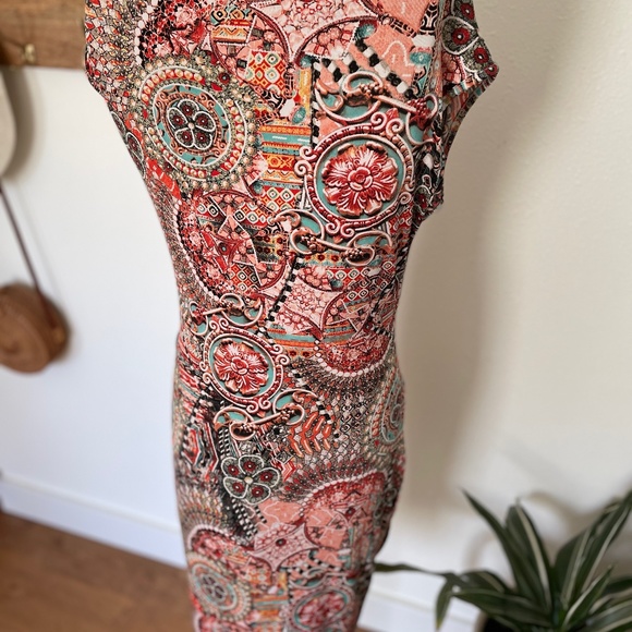 Multi-colored pattern dress in size 4 - Picture 4 of 5